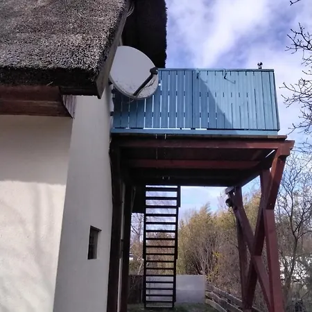 Im Rohrdachhaus *